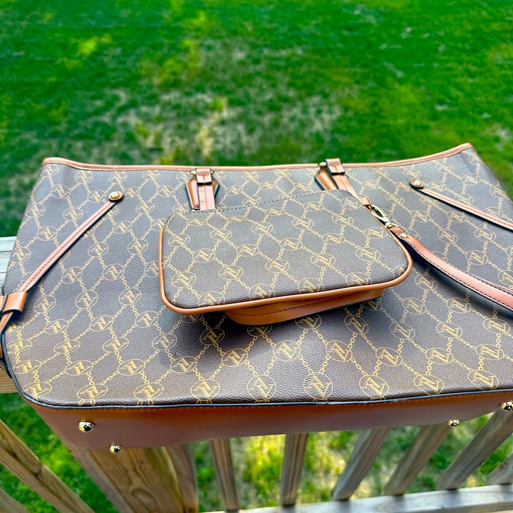 Adrienne Vittadini large tote and wristlet